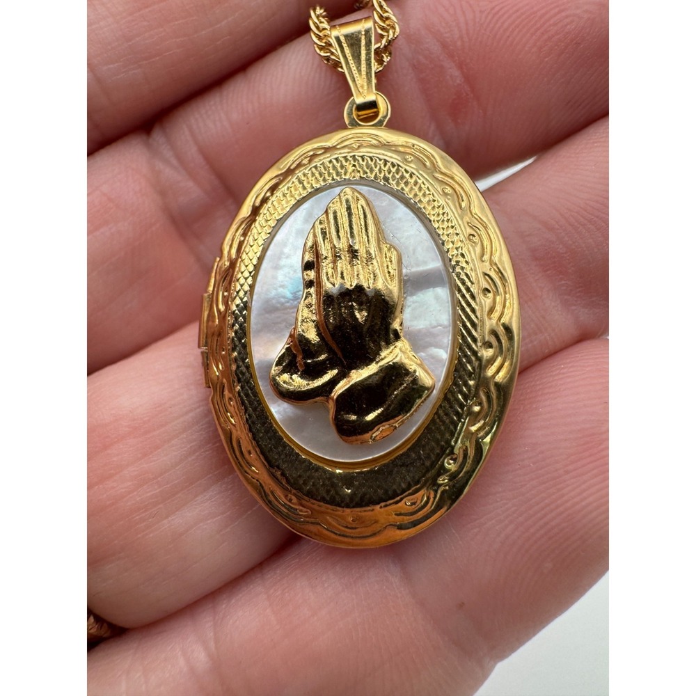 Vintage Locket Necklace Gold Tone Oval Mother of Pearl Praying Hands Religious - Picture 9 of 9